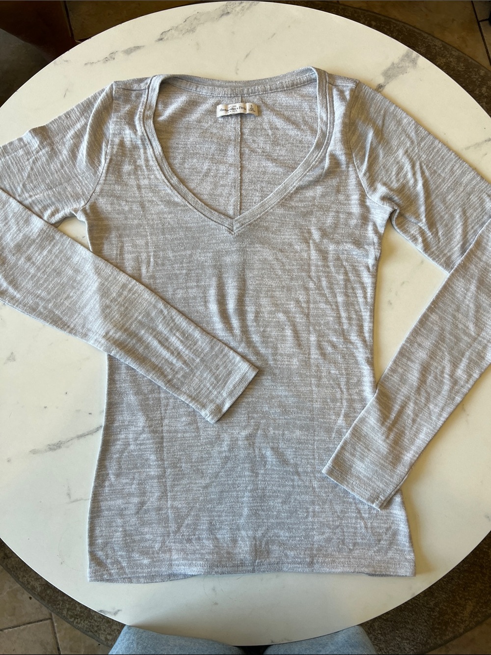 Abercrombie & Fitch Light Gray V-Neck Long Sleeve Tee Vintage Y2K